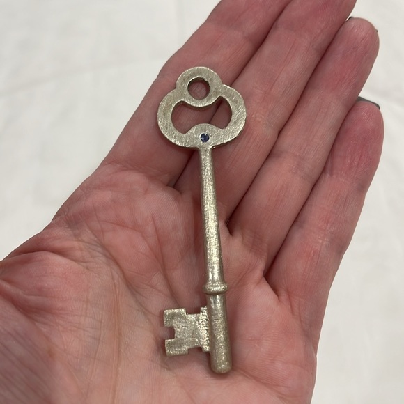 Sterling Silver Old Fashioned Key Replica Pendant with Iolite Stone - Picture 5 of 9